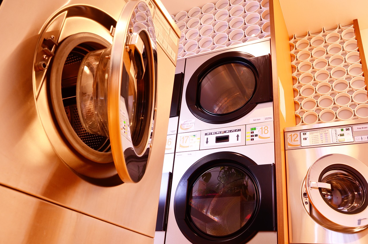 Washing Machine Dryer Laundromat  - Ptschinz / Pixabay